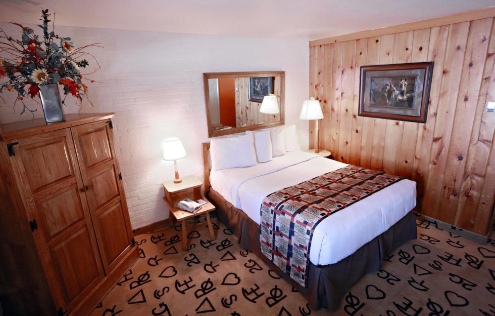 Queen Room interior